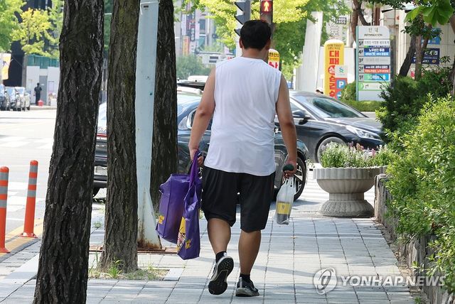 폭염 속 일하는 도보 배달 노동자