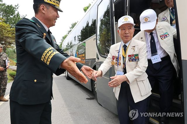 육군 32사단 찾은 참전용사들
