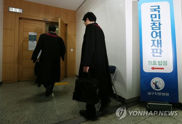 살인 및 살인미수 혐의로 구속 기소된 상주 박모 할머니의 국민참여재판이 열린 2015년 12월 11일 오전 담당 검사가 대구법원 11호 법정으로 향하고 있다.[연합뉴스 자료사진]