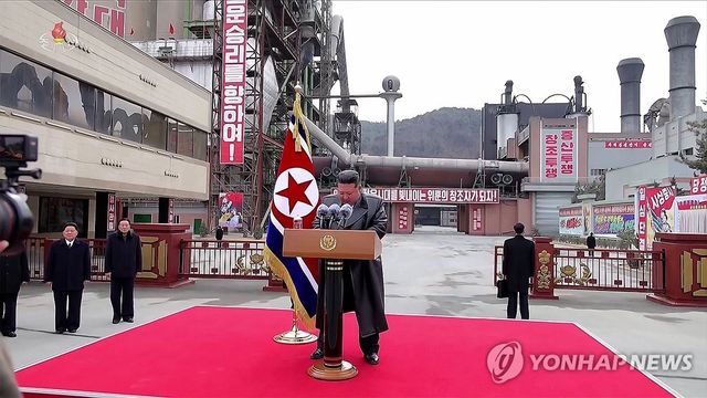 김정은, 상원시멘트기업소 방문해 격려 연설