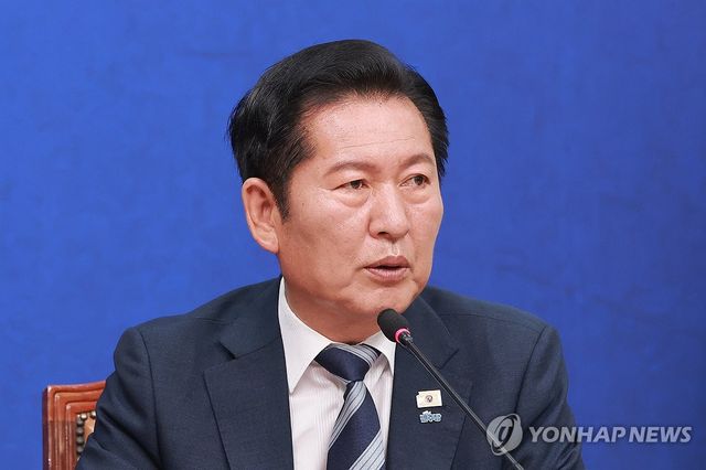 중앙위 참석해 인사말하는 민주당 정청래 대표