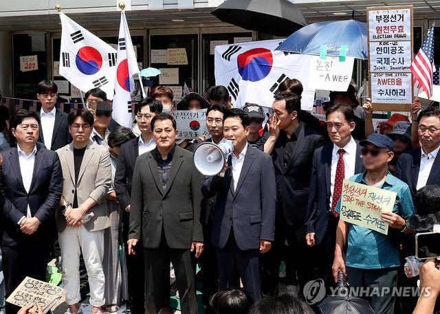 잠실 개표소 시위 현장에서 발언하는 장동혁 대표
