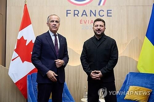카니 캐나다 총리(왼쪽)와 젤렌렌스키 우크라이나 대통령