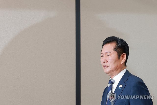 '전당대회 일정 조율' 중앙위원회의 참석하는 민주당 정청래 대표