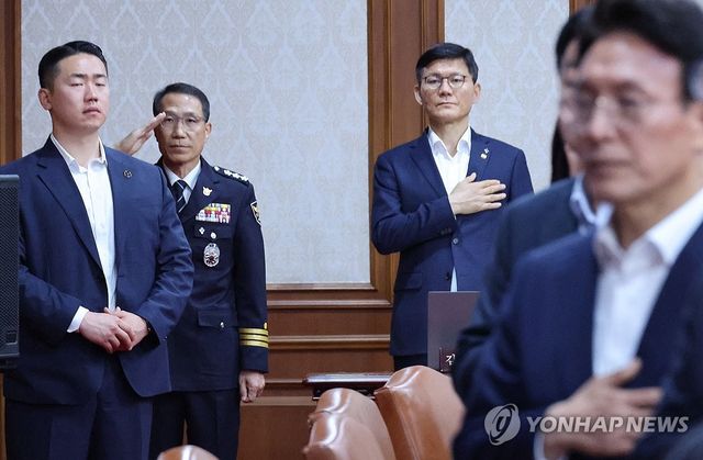 국기에 경례하는 유재성 경찰청장 직무대행