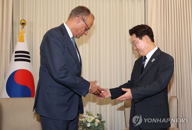 악수하는 이재명 대통령과 메르츠 독일 총리