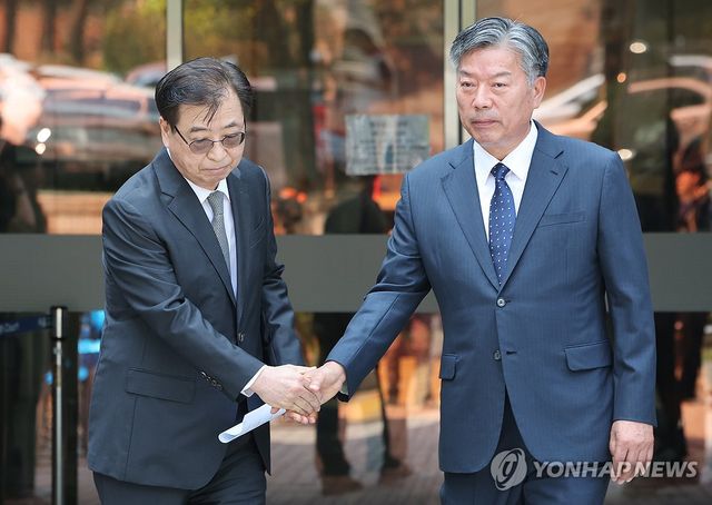악수하는 서훈 전 국가안보실장-김홍희 전 해양경찰청장