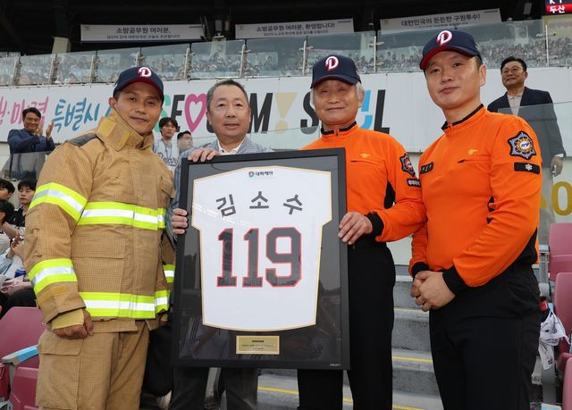 잠실구장에 소방가족 1천119명 초청한 두산그룹