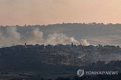 이스라엘군의 공습 직후 연기가 피어오르는 레바논 남부 마을