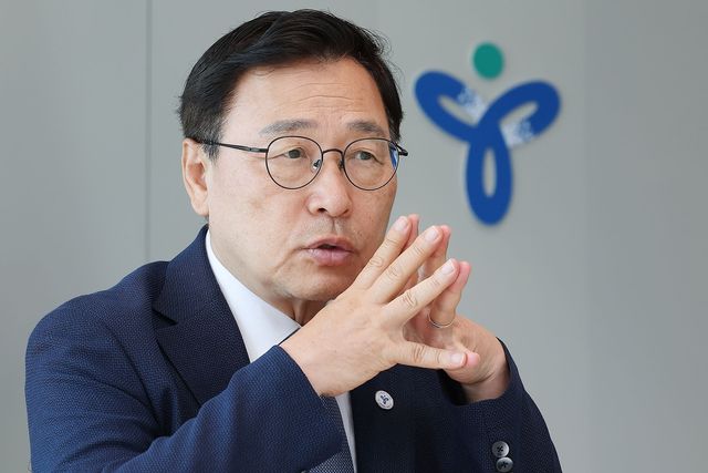 인터뷰하는 정근식 교육감