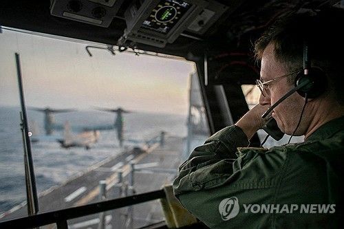 이란 해상 봉쇄에 참여한 미 해군 강습상륙함 'USS 트리폴리(LHA 7)'함이 아라비아해를 항해하는 가운데, 한 해군 장교가 관제탑에서 비행 작전을 감독하고 있다. [로이터 연합뉴스 자료사진. 재판매 및 DB 금지]