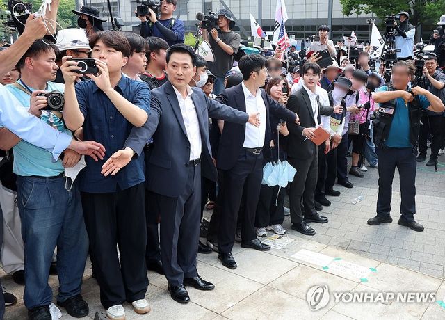 잠실 개표소 시위 현장, 진입로 확보하는 장동혁 대표