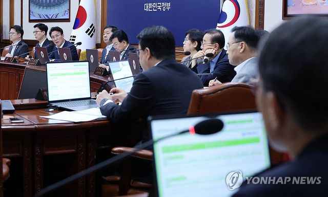 유재성 경찰청장 직무대행에게 질문하는 김민석 국무총리