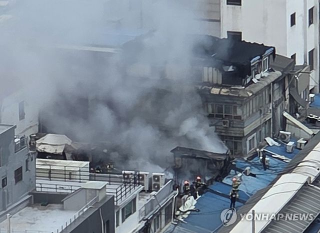 서울 영천시장 옥상 가건물서 화재 발생