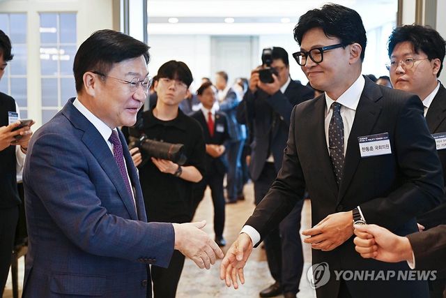 인사 나누는 국민의힘 정점식 원내대표와 무소속 한동훈 의원