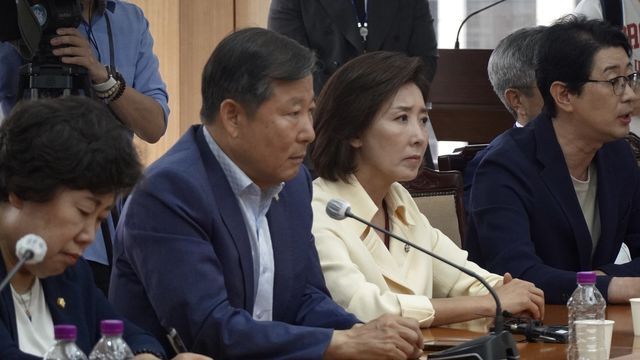 16일 서울경찰청을 항의 방문한 국민의힘 나경원 의원(왼쪽 세번째) 등 국회의원들