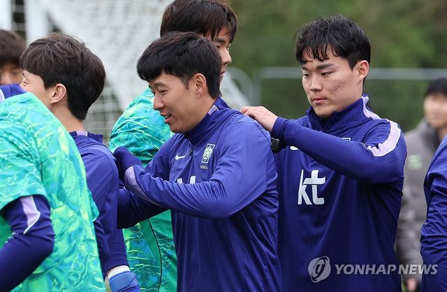 장비 착용하며 훈련 준비하는 손흥민