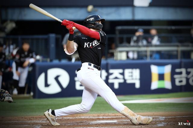 시즌 14호 홈런을 터트린 kt 힐리어드