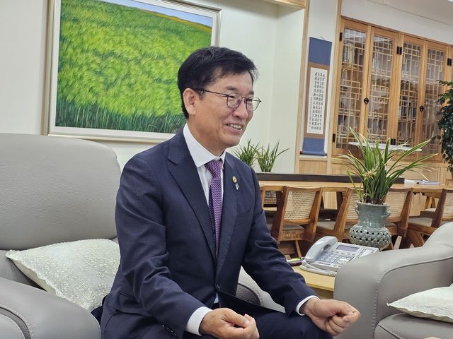 연합뉴스와 인터뷰하는 윤건영 교육감