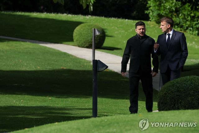 G7회의 앞두고 대화 나누는 마크롱 프랑스 대통령과 젤렌스키 우크라이나 대통령