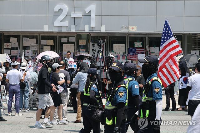 잠실 개표소 시위 계속…경찰·체육회 오전 진입 시도
