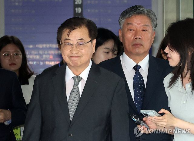 법정 나서는 서훈 전 국가안보실장-김홍희 전 해양경찰청장