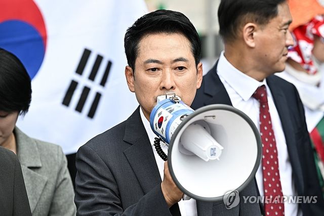 확성기로 상황 알리는 국민의힘 장동혁 대표