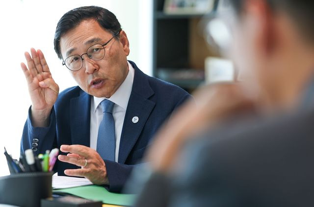 인터뷰하는 정근식 교육감