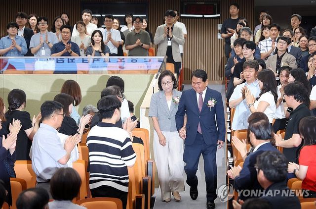 퇴임식 참석하는 신경호 강원교육감 부부