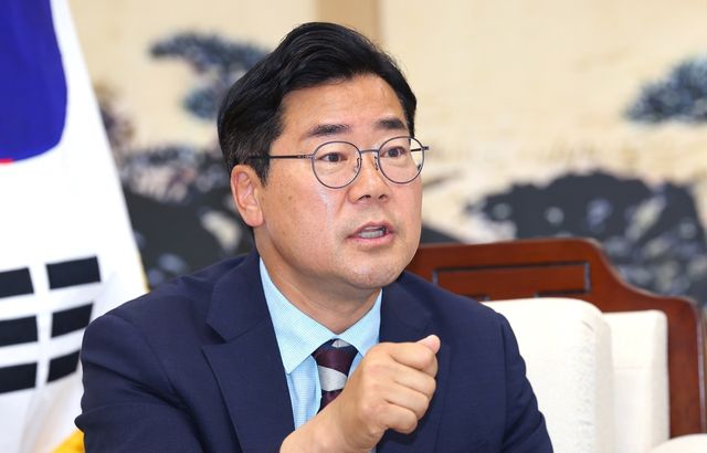 인터뷰하는 박찬대 인천시장 당선인