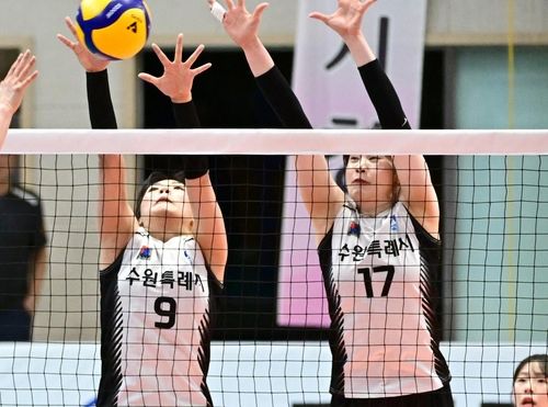 상대 공격 가로막는 수원시청 선수들