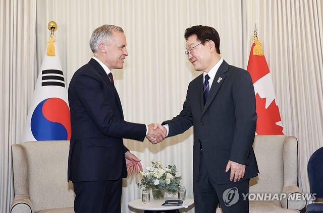 인사하는 한-캐나다 정상