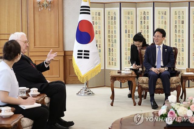 존 햄리 CSIS 명예소장 접견하는 김민석 국무총리