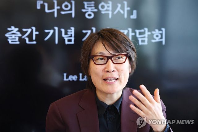 신작 소개하는 리 랑그바드 작가