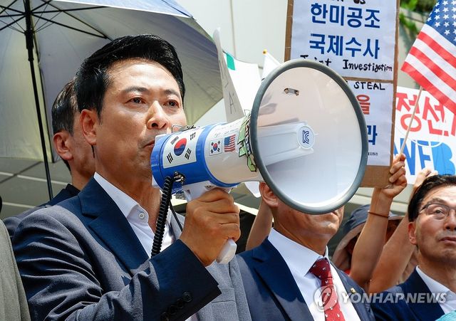 잠실 개표소 시위 현장에서 발언하는 장동혁 대표