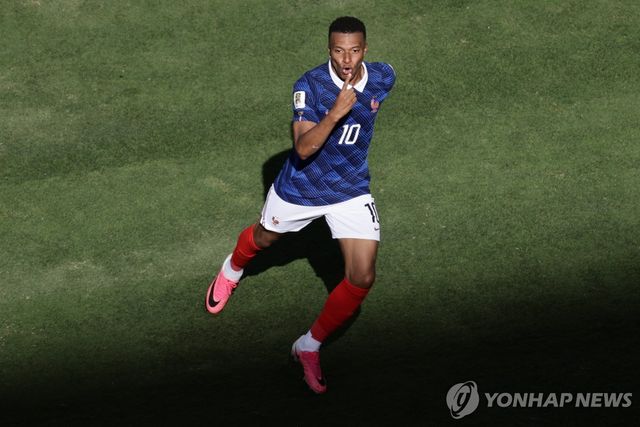 두 번째 골을 넣고 손가락 두 개를 펴 보인 프랑스 킬리안 음바페
