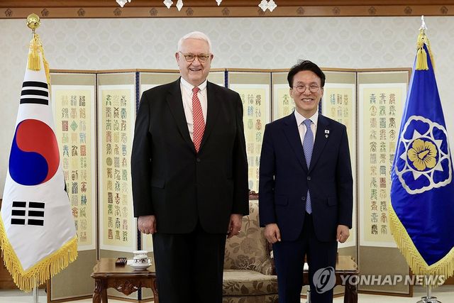존 햄리 CSIS 명예소장 접견하는 김민석 국무총리