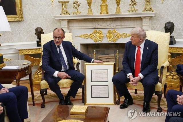 트럼프 할아버지 출생증명서 선물(2025년 10월)