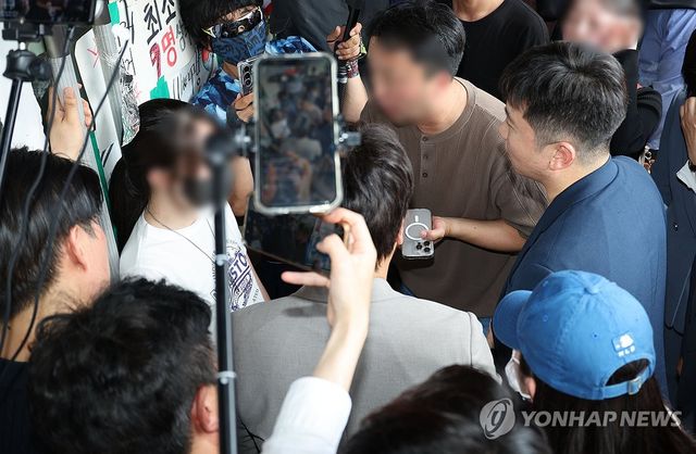 '개표소 봉쇄 시위', 진입 막힌 유승민 대한체육회장