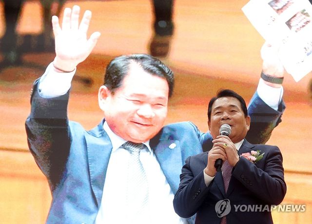 퇴임식에서 애창곡 부르는 신경호 강원교육감