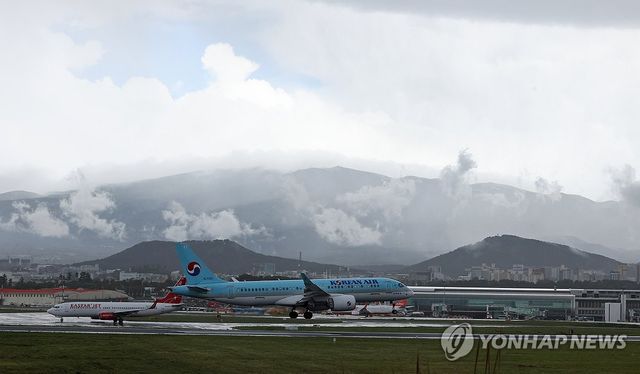 비구름 뚫고 제주 착륙
