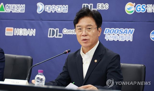 김영훈 장관, 폭염 대비 20대 건설사 CEO 간담회