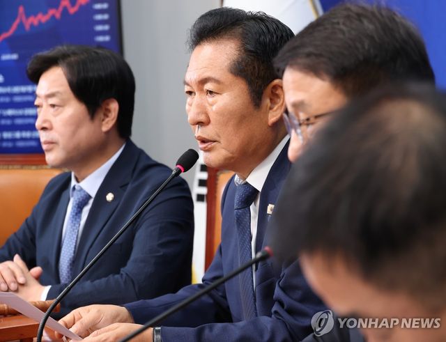 발언하는 정청래 대표
