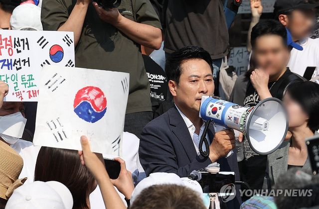 확성기로 상황 알리는 국민의힘 장동혁 대표