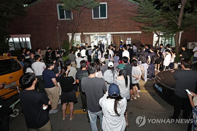 투표용지 부족으로 오후 10시까지 투표시간 연장
