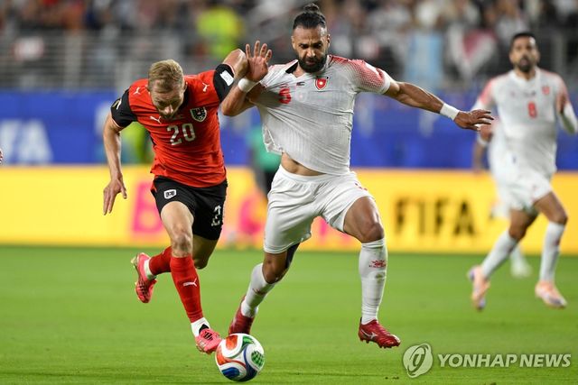오스트리아 라이머(왼쪽)와 경합하는 요르단의 야잔.