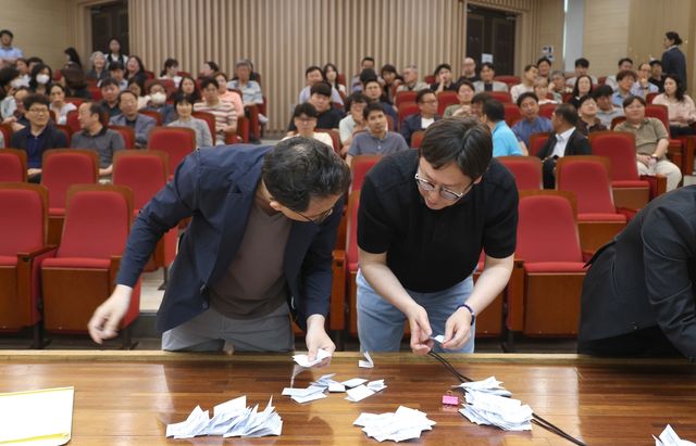 투표용지 개표하는 국립창원대 교수회