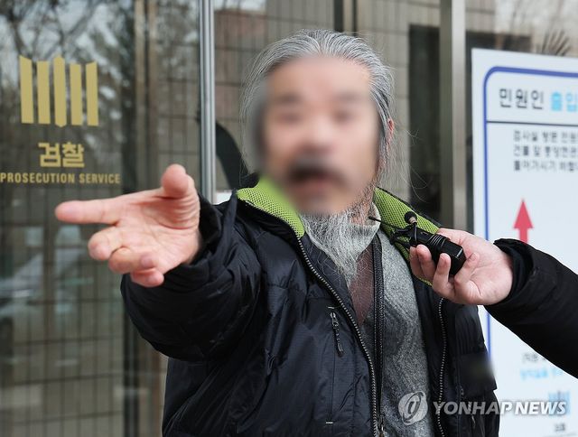 공판 마치고 나오는 조두순