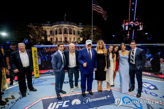 백악관 UFC 이벤트의 트럼프 대통령 부부