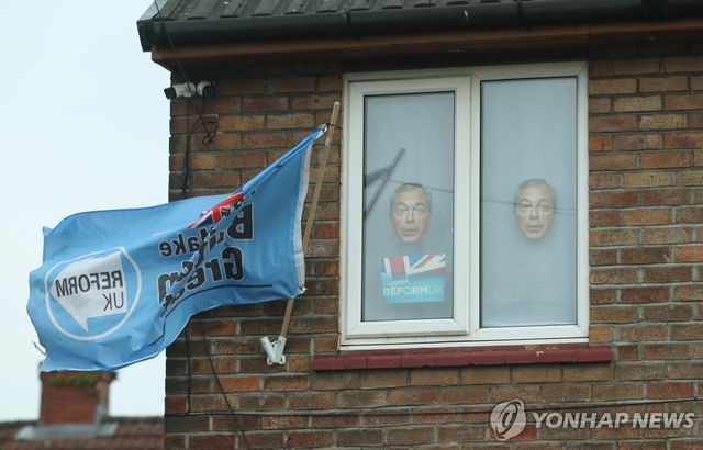 한 주택 창문에 걸린 영국개혁당 지지 표시